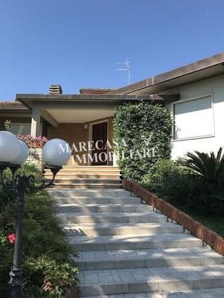 casa indipendente in vendita a Carrara in zona Marina di Carrara