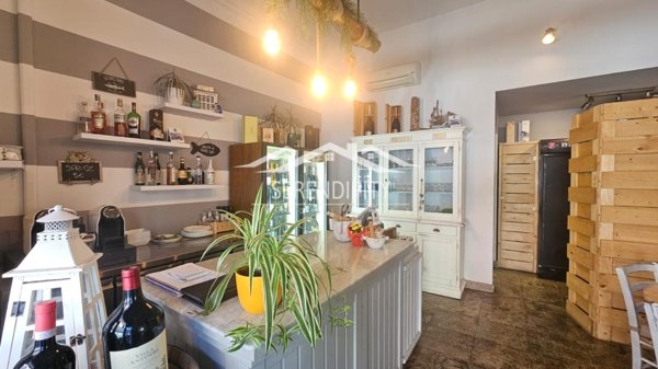 negozio in vendita a Carrara in zona Marina di Carrara