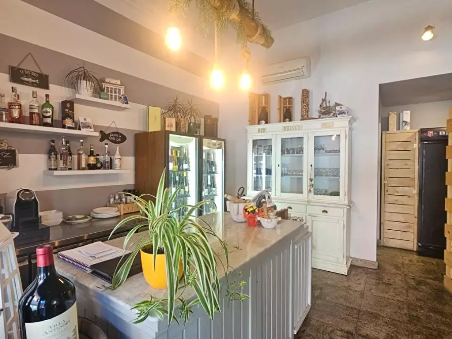 negozio in vendita a Carrara in zona Marina di Carrara