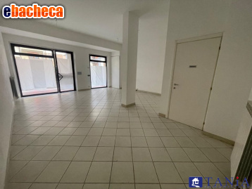 ufficio in vendita a Carrara in zona Marina di Carrara
