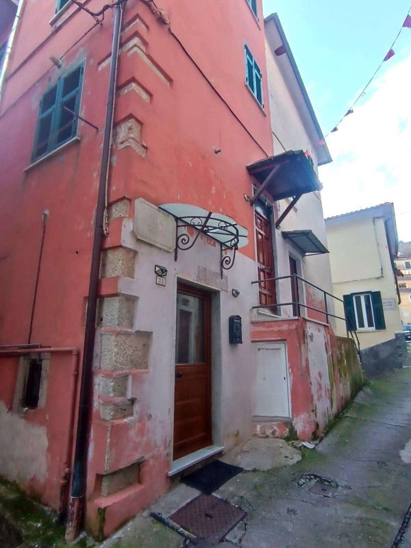 intera palazzina in vendita a Carrara in zona Torano