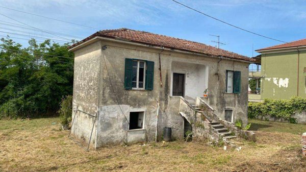 appartamento in vendita a Carrara in zona Battilana