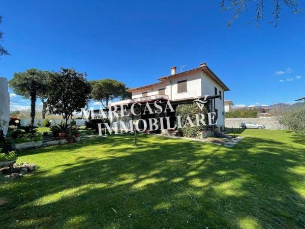 casa indipendente in vendita a Carrara in zona Marina di Carrara