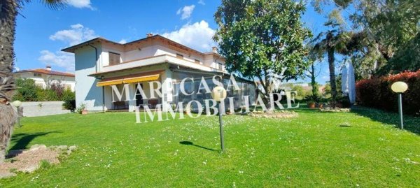 casa indipendente in vendita a Carrara in zona Marina di Carrara