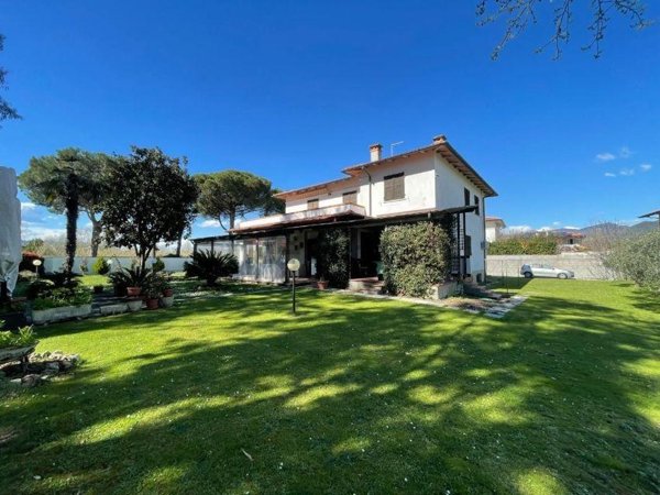 casa indipendente in vendita a Carrara in zona Marina di Carrara