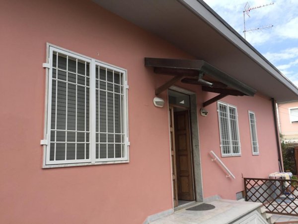 casa indipendente in vendita a Carrara in zona Avenza