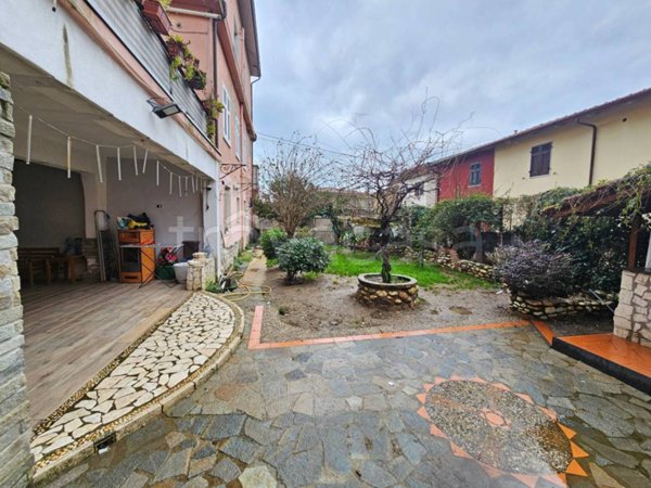casa indipendente in vendita a Carrara in zona Avenza