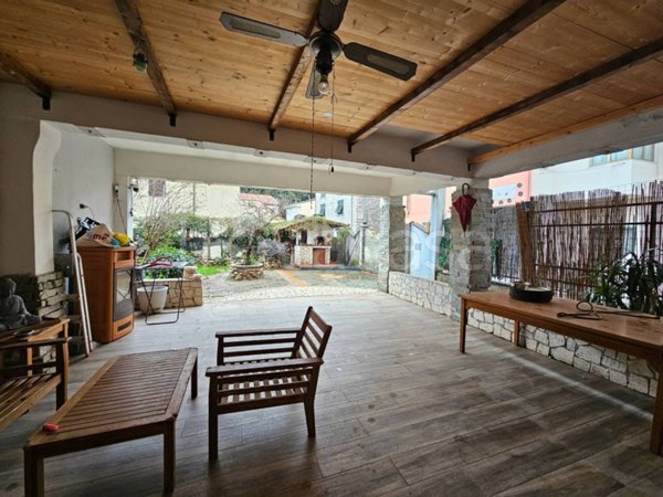 casa indipendente in vendita a Carrara in zona Avenza