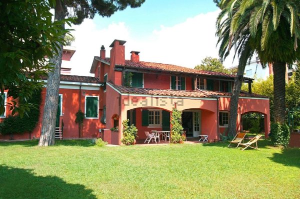 casa indipendente in vendita a Carrara in zona Avenza