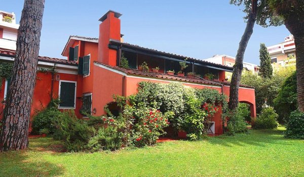 casa indipendente in vendita a Carrara in zona Centro Città