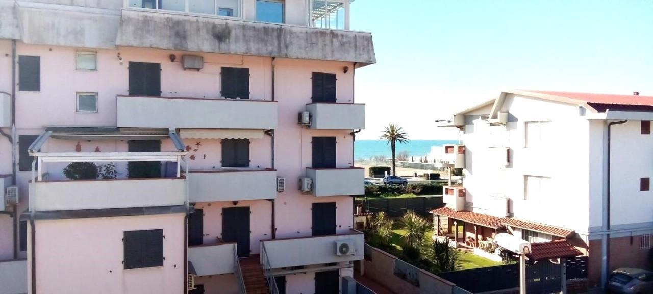 appartamento in vendita a Carrara in zona Marina di Carrara