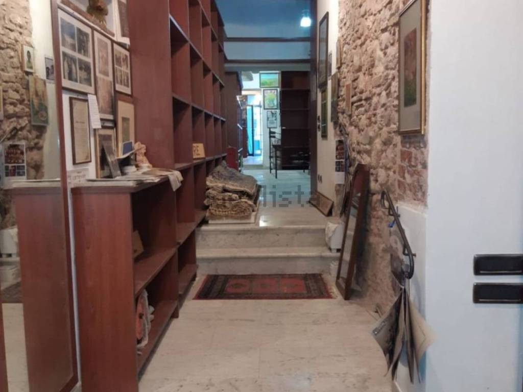 negozio in vendita a Carrara in zona Centro Città