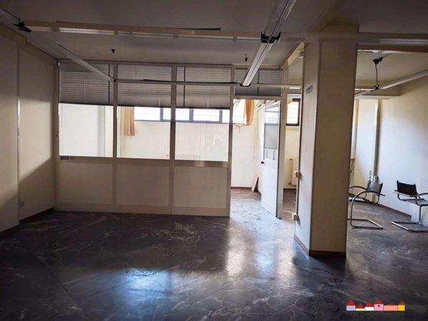 negozio in vendita a Carrara in zona Centro Città