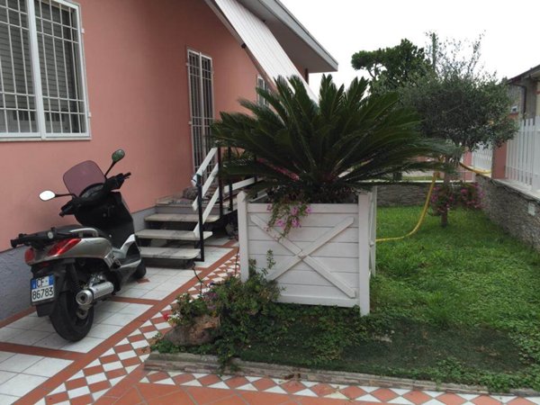 casa indipendente in vendita a Carrara in zona Avenza