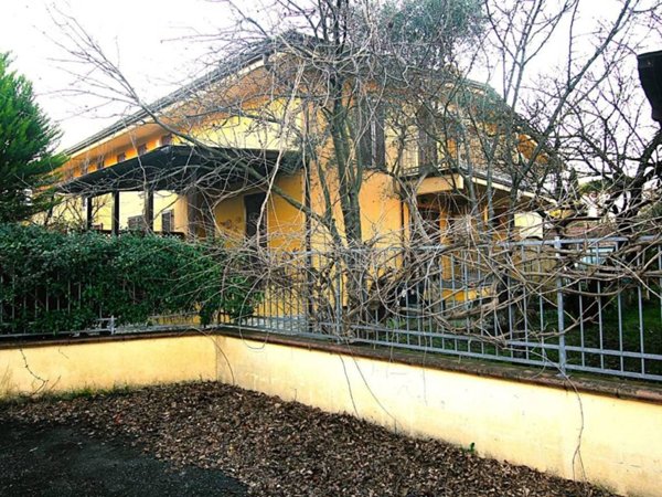 casa indipendente in vendita a Carrara in zona Marina di Carrara