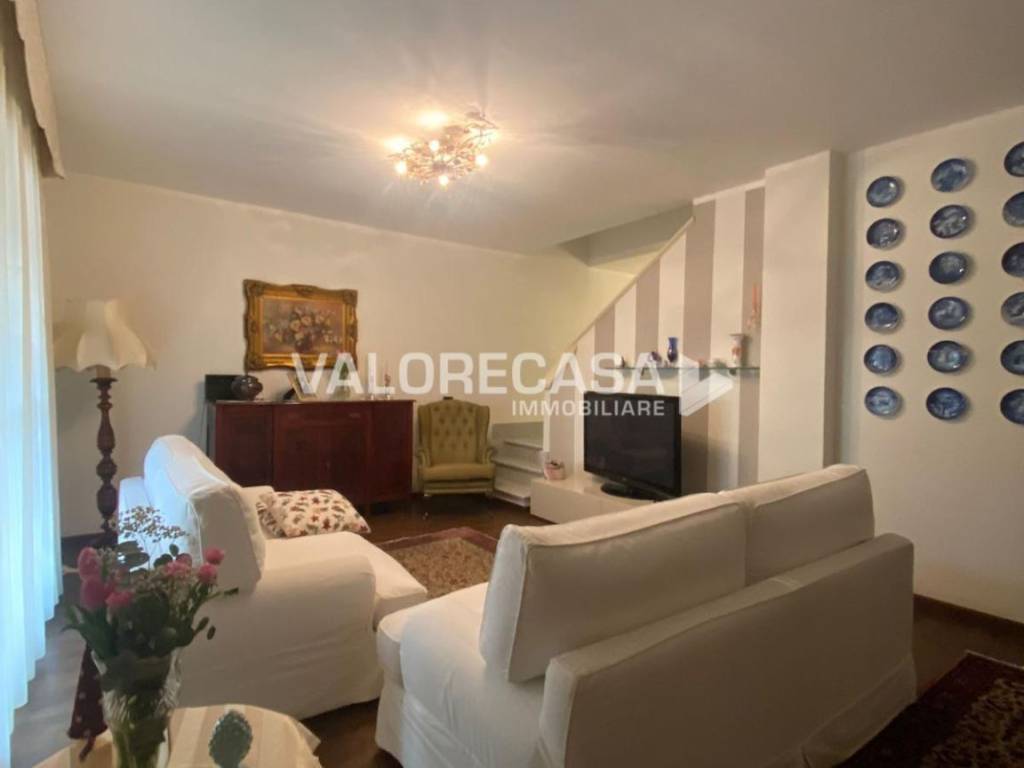 casa indipendente in vendita a Carrara in zona Avenza
