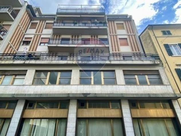 negozio in vendita a Carrara in zona Centro Città