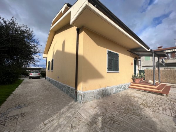 casa indipendente in vendita a Carrara in zona Fossone