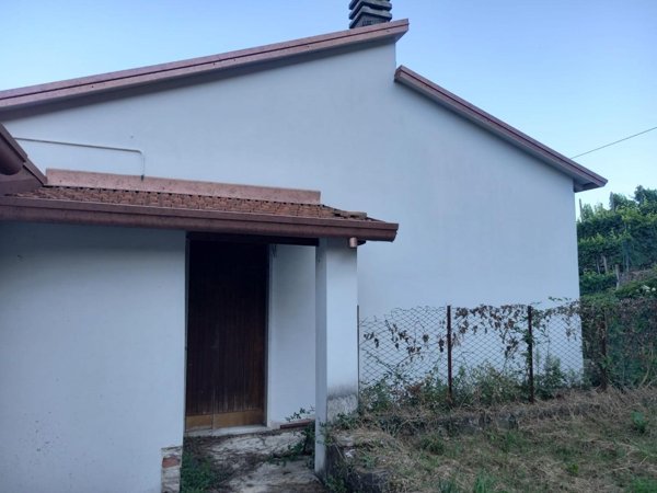casa indipendente in vendita a Carrara in zona Sorgnano
