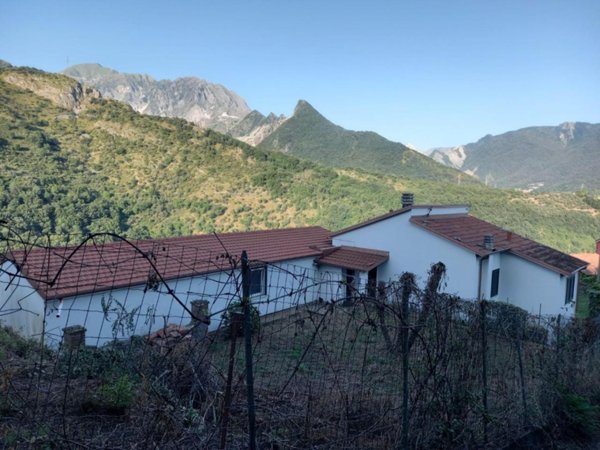 casa indipendente in vendita a Carrara in zona Sorgnano
