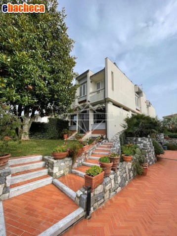 casa indipendente in vendita a Carrara in zona Marina di Carrara