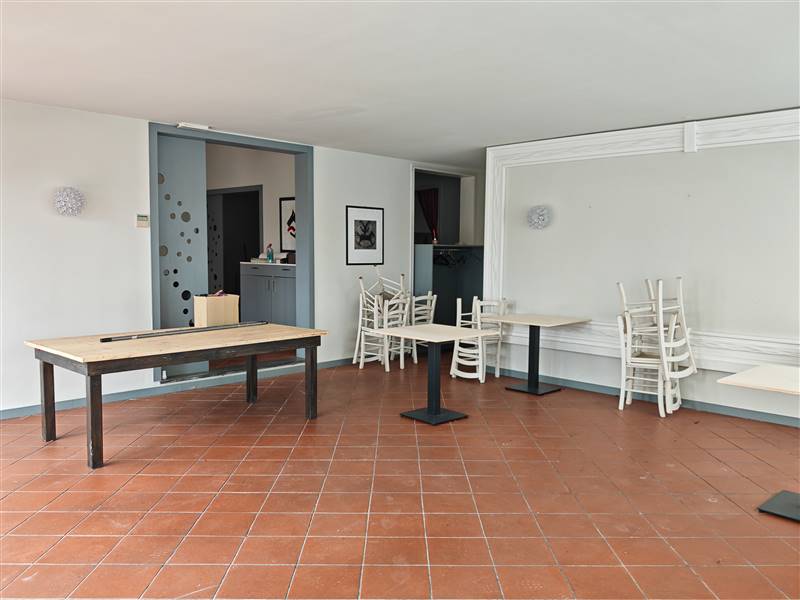 negozio in vendita a Carrara in zona Marina di Carrara