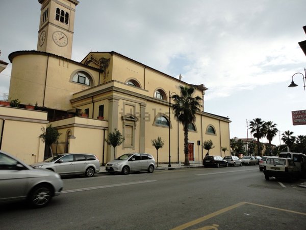 appartamento in vendita a Carrara in zona Marina di Carrara