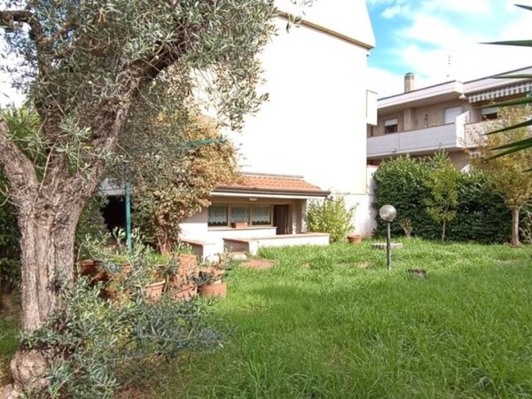 casa indipendente in vendita a Carrara in zona Avenza