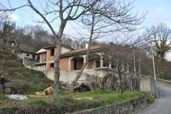 casa indipendente in vendita a Carrara