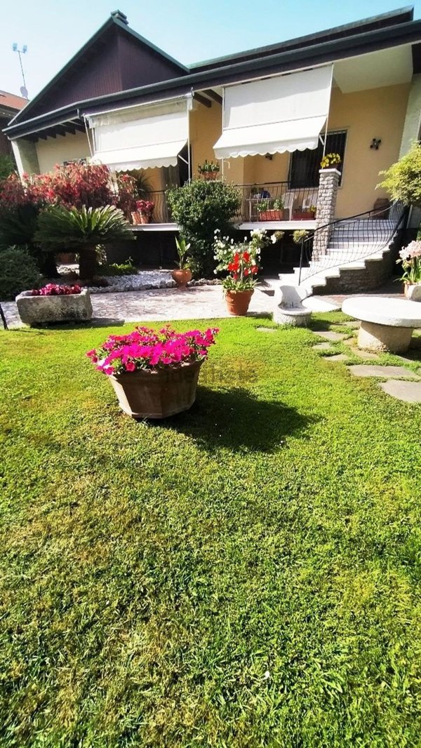 casa indipendente in vendita a Carrara in zona Marina di Carrara