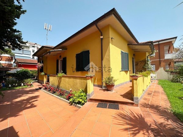casa indipendente in vendita a Carrara in zona Marina di Carrara