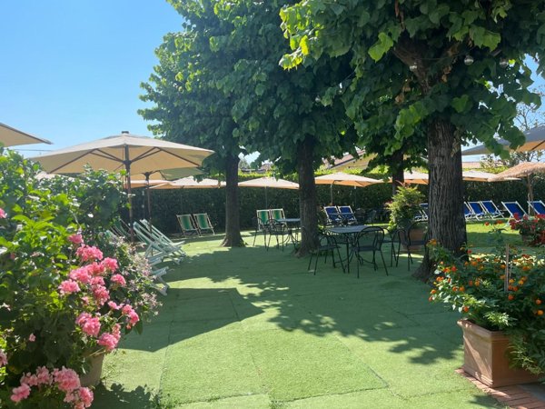 negozio in vendita a Carrara in zona Marina di Carrara