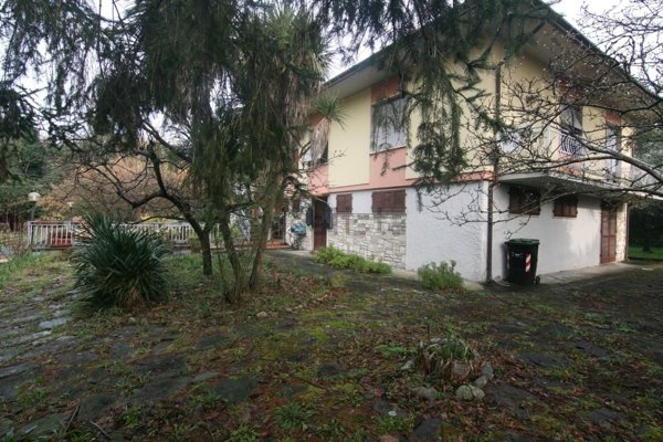 casa indipendente in vendita a Carrara
