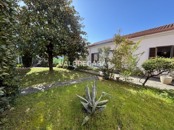 casa indipendente in vendita a Carrara in zona Avenza
