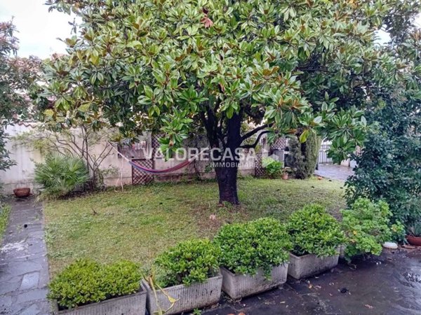 casa indipendente in vendita a Carrara in zona Avenza