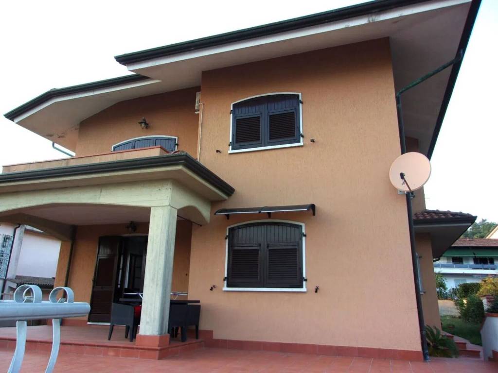 casa indipendente in vendita a Carrara in zona Fossone