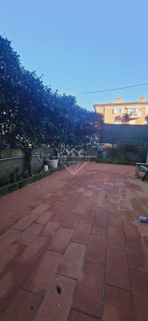 appartamento in vendita a Carrara in zona Avenza