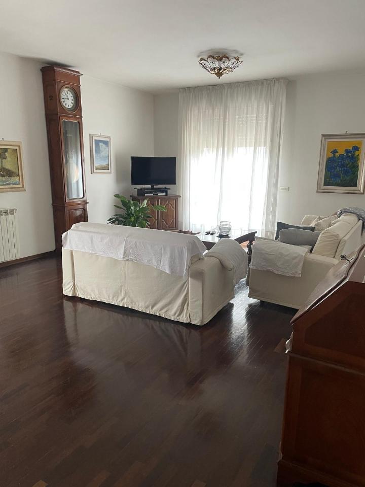 appartamento in vendita a Carrara in zona Bonascola