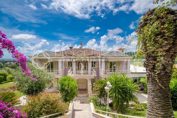 casa indipendente in vendita a Carrara
