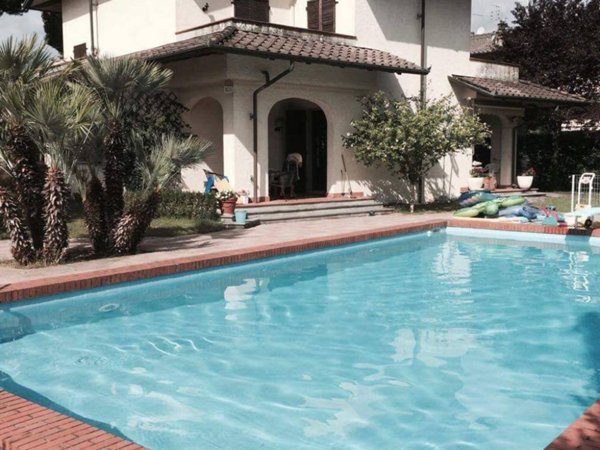 casa indipendente in vendita a Carrara in zona Avenza
