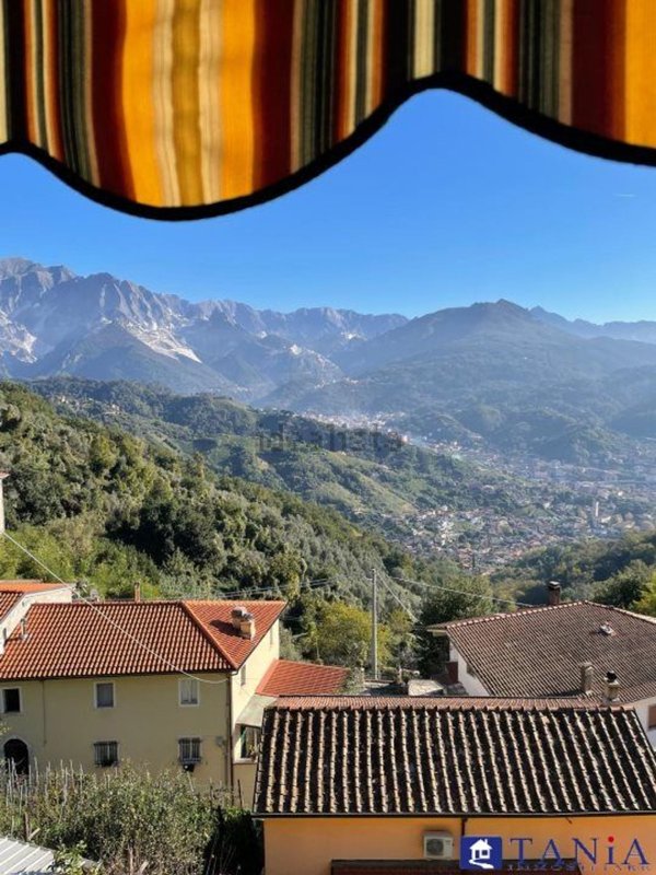 casa indipendente in vendita a Carrara in zona Fontia