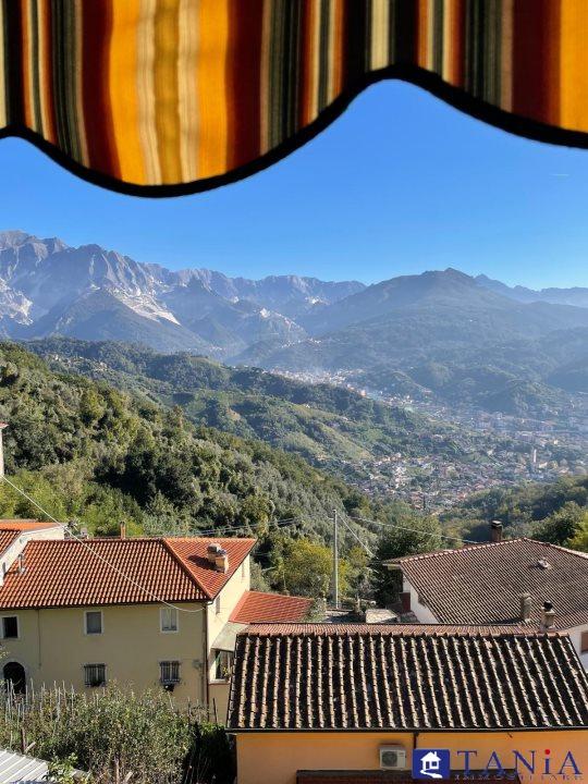 casa indipendente in vendita a Carrara in zona Fontia