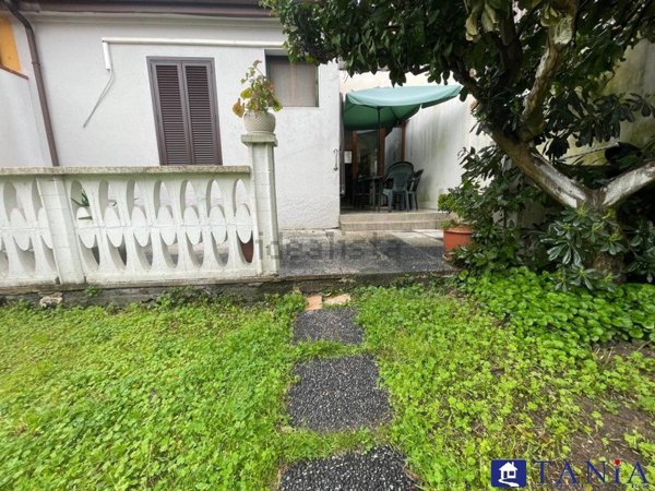 casa semindipendente in vendita a Carrara in zona Marina di Carrara