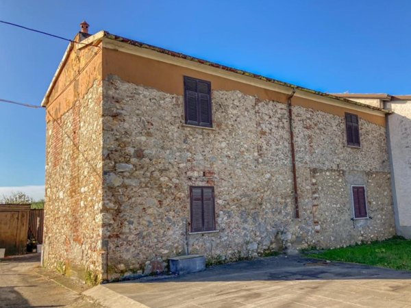 casa indipendente in vendita a Carrara in zona Avenza