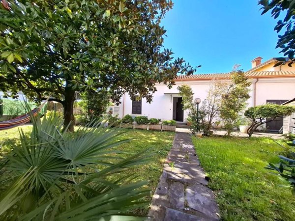 casa indipendente in vendita a Carrara in zona Sant'Antonio