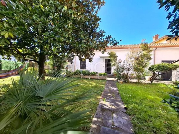 casa indipendente in vendita a Carrara in zona Marasio