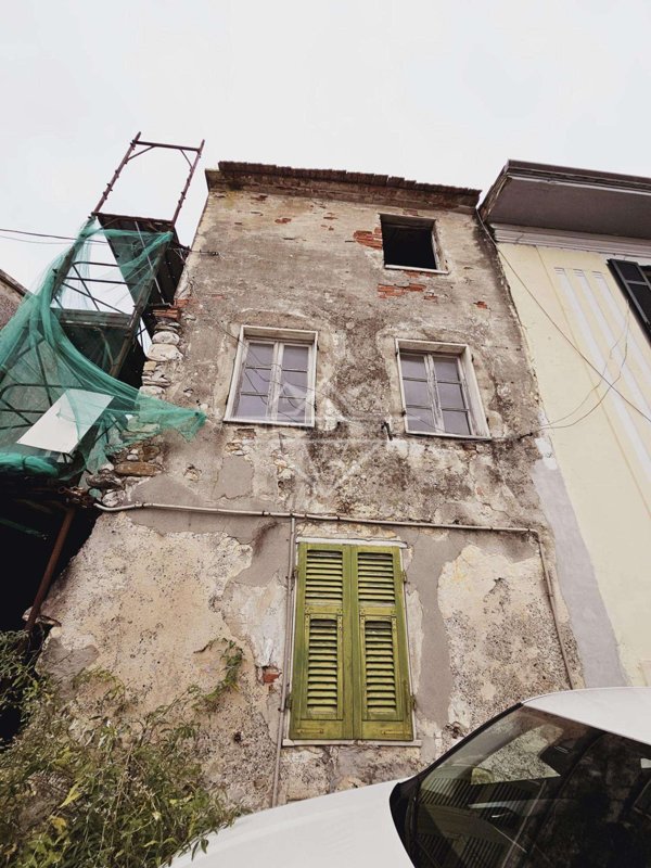 intera palazzina in vendita a Carrara in zona Stadio