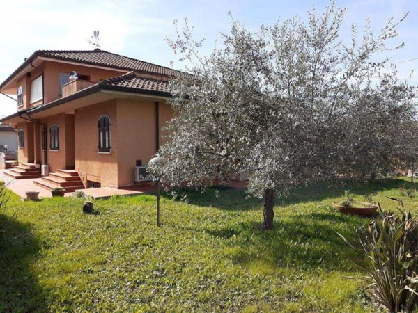 casa indipendente in vendita a Carrara in zona Fossola