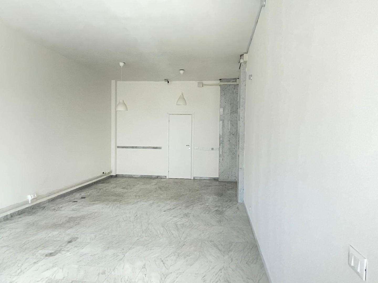 locale commerciale in vendita a Carrara in zona Avenza
