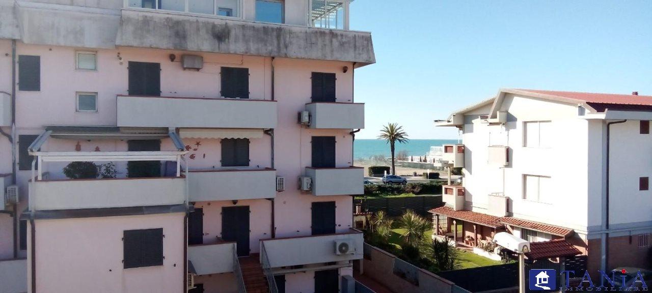 appartamento in vendita a Carrara in zona Marina di Carrara